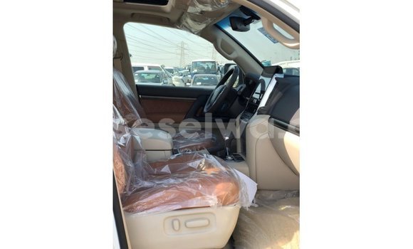 Buy Import Toyota Land Cruiser White Car in Import - Dubai in East Mahé Buy Import Toyota Land Cruiser White Car in Import - Dubai in East Mahé