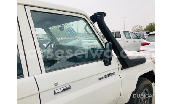 Buy Import Toyota Land Cruiser White Car in Import - Dubai in East Mahé Buy Import Toyota Land Cruiser White Car in Import - Dubai in East Mahé