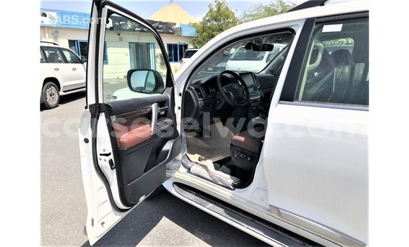 Buy Import Toyota Land Cruiser White Car in Import - Dubai in East Mahé Buy Import Toyota Land Cruiser White Car in Import - Dubai in East Mahé