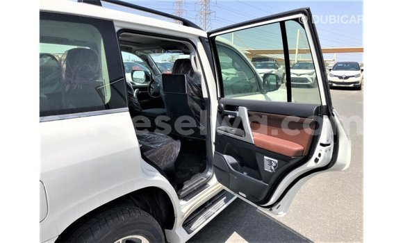 Buy Import Toyota Land Cruiser White Car in Import - Dubai in East Mahé Buy Import Toyota Land Cruiser White Car in Import - Dubai in East Mahé