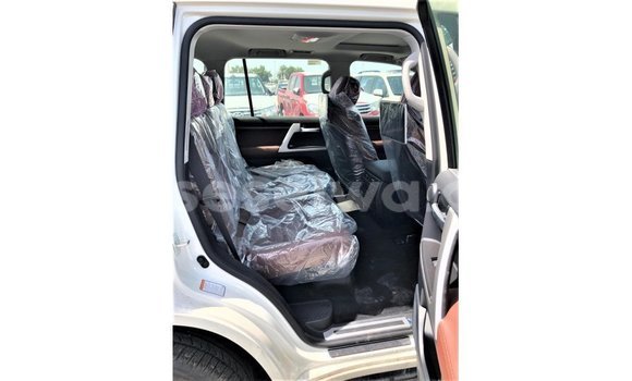 Buy Import Toyota Land Cruiser White Car in Import - Dubai in East Mahé Buy Import Toyota Land Cruiser White Car in Import - Dubai in East Mahé