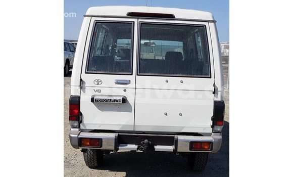 Buy Import Toyota Land Cruiser White Car in Import - Dubai in East Mahé Buy Import Toyota Land Cruiser White Car in Import - Dubai in East Mahé