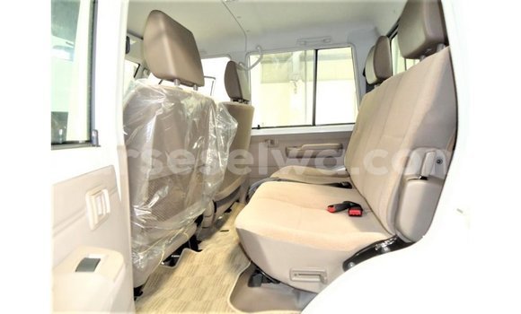 Buy Import Toyota Land Cruiser White Car in Import - Dubai in East Mahé Buy Import Toyota Land Cruiser White Car in Import - Dubai in East Mahé