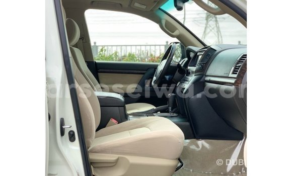 Buy Import Toyota Land Cruiser White Car in Import - Dubai in East Mahé Buy Import Toyota Land Cruiser White Car in Import - Dubai in East Mahé