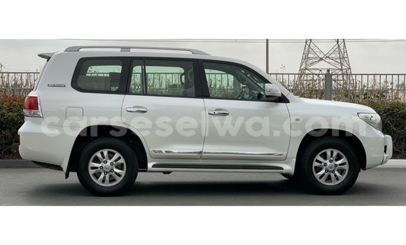 Buy Import Toyota Land Cruiser White Car in Import - Dubai in East Mahé Buy Import Toyota Land Cruiser White Car in Import - Dubai in East Mahé