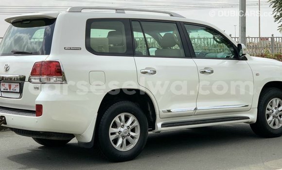 Buy Import Toyota Land Cruiser White Car in Import - Dubai in East Mahé Buy Import Toyota Land Cruiser White Car in Import - Dubai in East Mahé