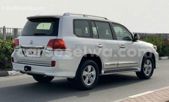 Buy Import Toyota Land Cruiser White Car in Import - Dubai in East Mahé Buy Import Toyota Land Cruiser White Car in Import - Dubai in East Mahé