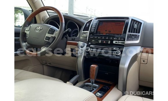 Buy Import Toyota Land Cruiser White Car in Import - Dubai in East Mahé Buy Import Toyota Land Cruiser White Car in Import - Dubai in East Mahé