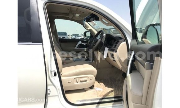 Buy Import Toyota Land Cruiser White Car in Import - Dubai in East Mahé Buy Import Toyota Land Cruiser White Car in Import - Dubai in East Mahé