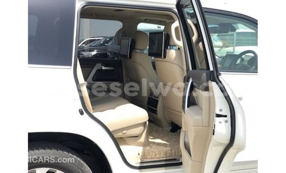 Buy Import Toyota Land Cruiser White Car in Import - Dubai in East Mahé Buy Import Toyota Land Cruiser White Car in Import - Dubai in East Mahé