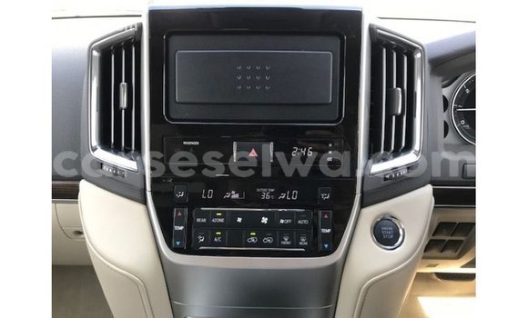 Buy Import Toyota Land Cruiser White Car in Import - Dubai in East Mahé Buy Import Toyota Land Cruiser White Car in Import - Dubai in East Mahé