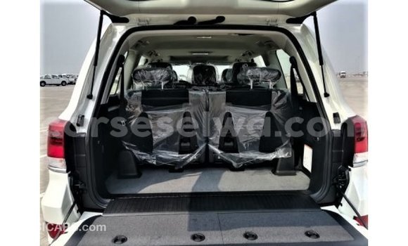 Buy Import Toyota Land Cruiser White Car in Import - Dubai in East Mahé Buy Import Toyota Land Cruiser White Car in Import - Dubai in East Mahé