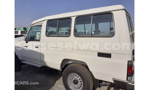 Buy Import Toyota Land Cruiser White Car in Import - Dubai in East Mahé Buy Import Toyota Land Cruiser White Car in Import - Dubai in East Mahé