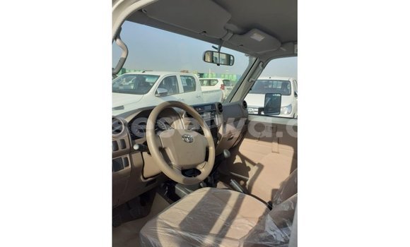 Buy Import Toyota Land Cruiser White Car in Import - Dubai in East Mahé Buy Import Toyota Land Cruiser White Car in Import - Dubai in East Mahé