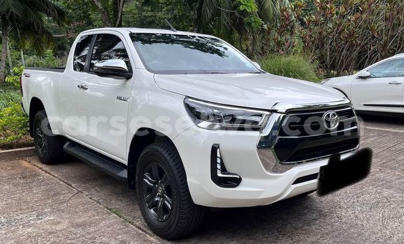 Buy Used Renault 10 White Car in Mahe in Victoria Buy Used Renault 10 White Car in Mahe in Victoria