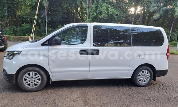 Buy Used Toyota Hiace White Car in Saint Louis in Greater Victoria Buy Used Toyota Hiace White Car in Saint Louis in Greater Victoria