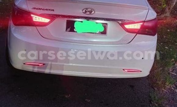 Buy Used Hyundai Sonata White Car in Saint Louis in Greater Victoria Buy Used Hyundai Sonata White Car in Saint Louis in Greater Victoria