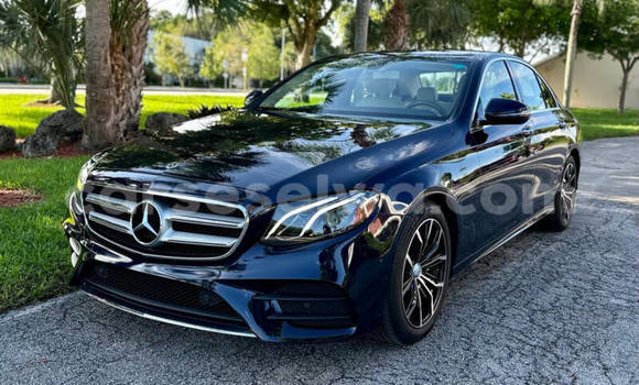 Acheter Occasion Voiture Mercedes‒Benz E–Class Bleu à Saint Louis, Grand Victoria