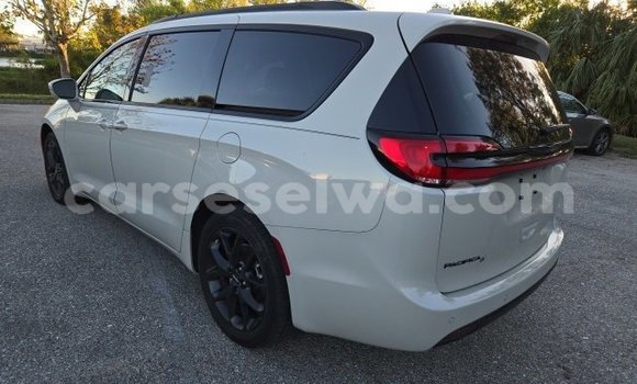 Buy Used Chrysler Pacifica White Car in Plaisance in Greater Victoria Buy Used Chrysler Pacifica White Car in Plaisance in Greater Victoria