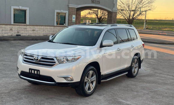 Buy Used Toyota Highlander White Car in Saint Louis in Greater Victoria Buy Used Toyota Highlander White Car in Saint Louis in Greater Victoria
