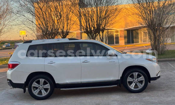 Buy Used Toyota Highlander White Car in Saint Louis in Greater Victoria Buy Used Toyota Highlander White Car in Saint Louis in Greater Victoria