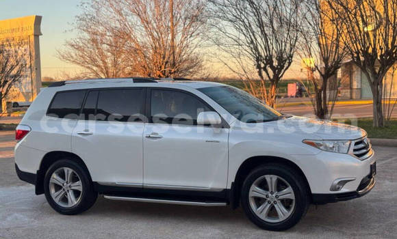 Buy Used Toyota Highlander White Car in Saint Louis in Greater Victoria Buy Used Toyota Highlander White Car in Saint Louis in Greater Victoria