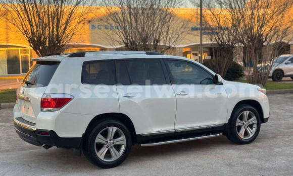 Buy Used Toyota Highlander White Car in Saint Louis in Greater Victoria Buy Used Toyota Highlander White Car in Saint Louis in Greater Victoria