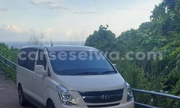 Buy Used Hyundai H1 White Car in Victoria in East africa