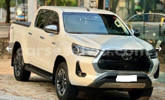 Buy Used Toyota Hilux White Car in Bel Air in Greater Victoria
