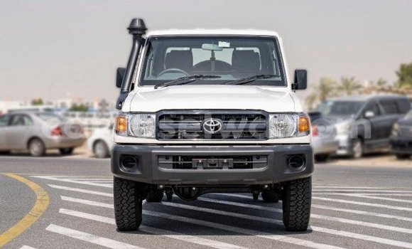 Buy Used Toyota Land Cruiser White Car in Victoria in East africa
