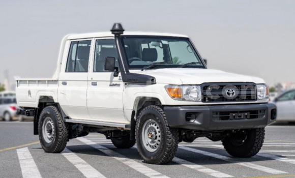 Buy Used Toyota Land Cruiser White Car in Victoria in East africa Buy Used Toyota Land Cruiser White Car in Victoria in East africa