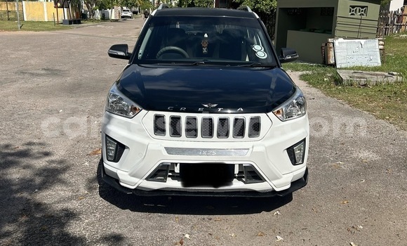 Buy Used Hyundai Creta White Car in Roche Caïman in Greater Victoria