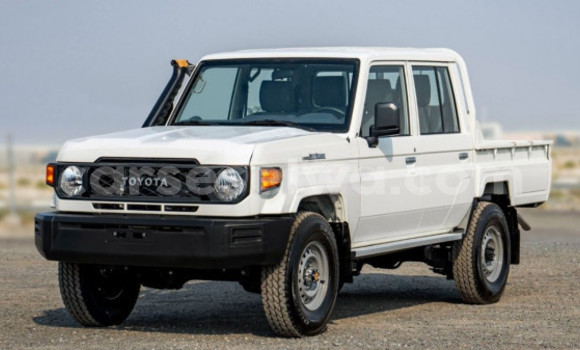 Buy Used Toyota Land Cruiser White Car in Bel Air in Greater Victoria