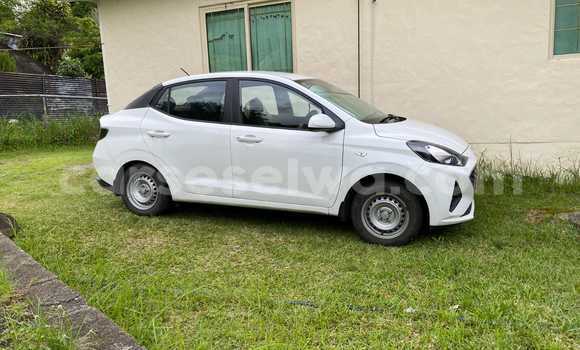 Buy Used Hyundai Grand i10 White Car in Bel Ombre in West Mahé Buy Used Hyundai Grand i10 White Car in Bel Ombre in West Mahé
