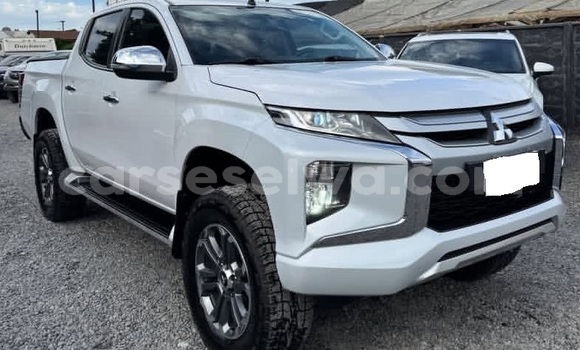 Buy Used Mitsubishi L200 White Car in Bel Air in Greater Victoria