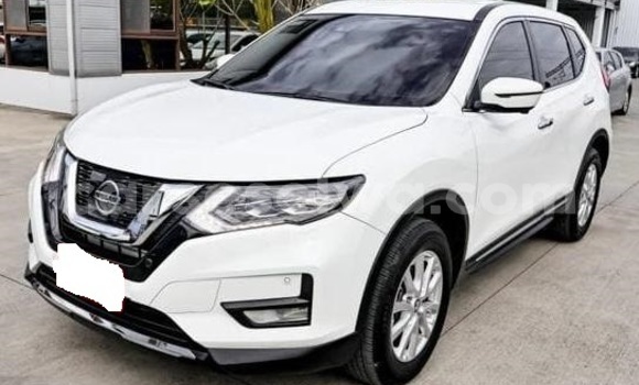 Buy Used Nissan X–Trail White Car in Bel Air in Greater Victoria