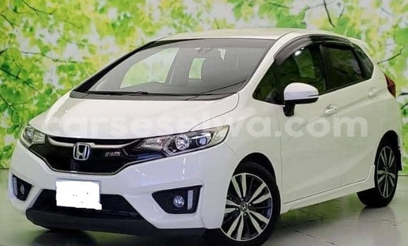 Buy Used Honda FIT White Car in Bel Air in Greater Victoria