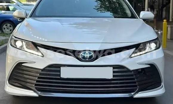 Buy Used Toyota Camry White Car in Bel Air in Greater Victoria