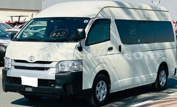 Buy Used Toyota Hiace White Car in Bel Air in Greater Victoria