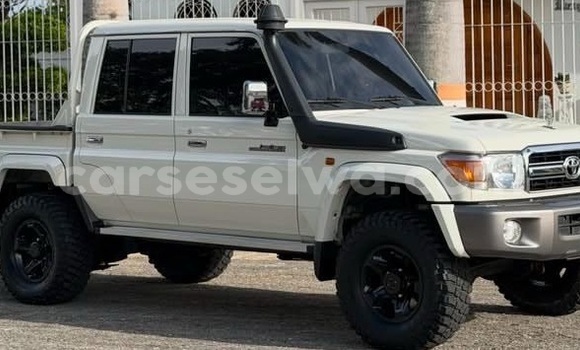 Buy Used Toyota Land Cruiser White Car in Bel Air in Greater Victoria