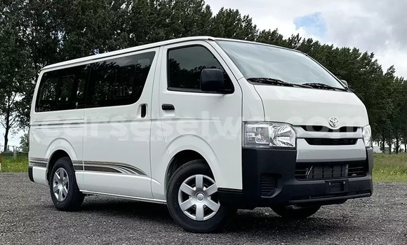 Buy Used Toyota Hiace White Car in Import - Dubai in East Mahé