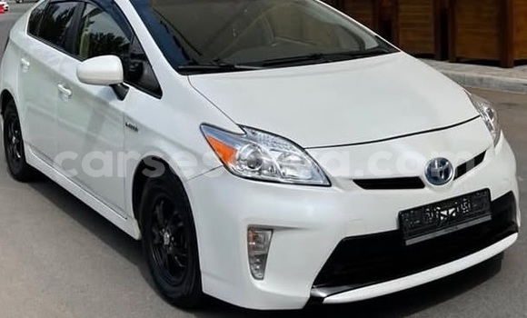 Buy Used Toyota Prius White Car in Bel Air in Greater Victoria