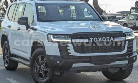Buy Used Toyota Land Cruiser White Car in Bel Air in Greater Victoria